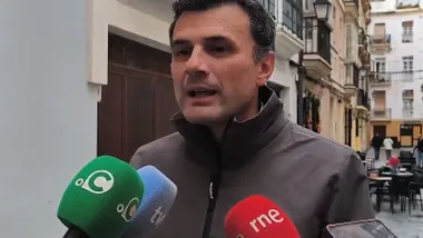 Bruno García atendiendo a los medios de comunicación.