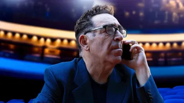 Bruto Pomeroy de chaqueta en un teatro hablando por teléfono móvil.