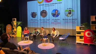 Ponentes sentados en el CONAMA, en sillas de colores, en Viladecans.