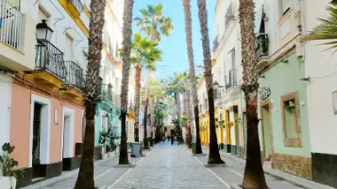 La calle de la Palma de Cádiz practicamente desierta, con cielos despejados y las luces de Navidad instaladas