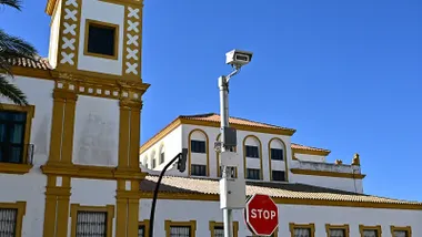 Una de las cámaras de control de la Zona de Baja Emisiones ya instaladas en el Campo del Sur de Cádiz., con el colegio del mismo nombe detrás Foto: Eulogio García.