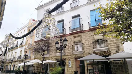 La campana accidentada de la calle Plocia, más baja que el resto de las instaladas y conel balcón dañado al fondo reparado con un repellado. Foto: José Luis Porquicho Prada.