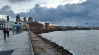 Campo del Sur de Cádiz con la Catedral al fondo con nubes y el suelo mojado tras las lluvias de la madrugada de este martes 16. Foto: Eulogio García.