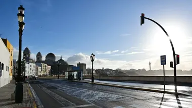 Imagen del Campo del Sur con el suelo mojado por la alta humedad pese a que no se han registrado lluvias esta madrugada del 6 de diciembre. Foto: Eulogio Garcia.