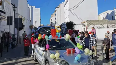 Personas formando parte del cortejo de la Caravana Solidaria de Reyes Magos en San Fernando.