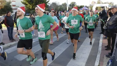 Corredores con camiseta verde en Rota.