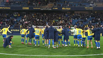 Los jugadores del Cádiz CF celebran con la grada el importante triunfo ante el CD Castellón con el que cerró el año. Foto: Cádiz CF.