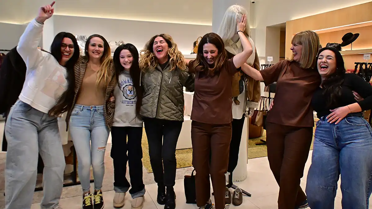 Las trabajadoras de 'Bimba y Lola' celebran las participaciones premiadas con el tercer premio. Foto: Eulogio García.