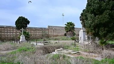 Imagen interior del camposanto gaditano del Cementerio de San José, con restos de lo que quedan de nichos y tumbas.