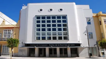 Fachada blanca con cristales cuadrados del Centro de Congresos de La Isla.