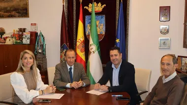 Miembros del Ayuntamiento de Chiclana y el Chiclana C.F.