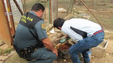 Agente y un inspector midiendo en la finca.