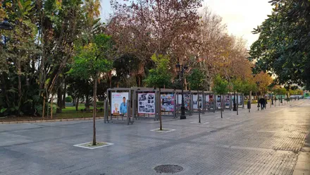 Paneles de una exposición en la Plaza de España de Cádiz bajo un cielo ya nublado este 23 de diciembre.