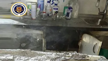 Camilla y otros enseres calcinados en la clínica veterinaria.