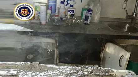 Camilla y otros enseres calcinados en la clínica veterinaria.