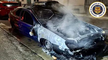 Coche de color azul con la parte delantera totalmente calcinada.