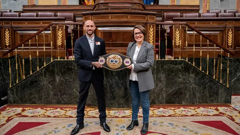 El gaditano Carlos Coello, seis veces campeón mundial de Muay Thai, junto a la diputada Esther Gil de Reboleño en el Congreso de los Diputados, mostrando su cinturón de campeón