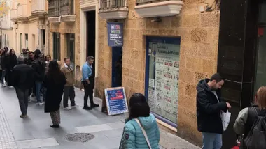 Colas este sábado en la administración 'El gato Negro', que lleva dando premios importantes de El Gordo los dos últimos años, entre ellos el primero en 2024.