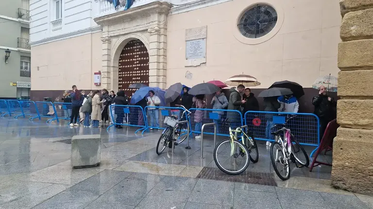 Cola para la compra de entradas de las preliminares del COAC del Carnaval de Cádiz 2026.