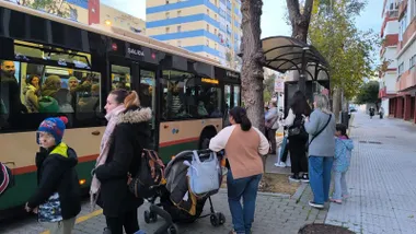 Colas para subir al Autobús urbano de Cádiz