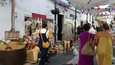 Productos de mimbre y esparto en una tienda de Rota.