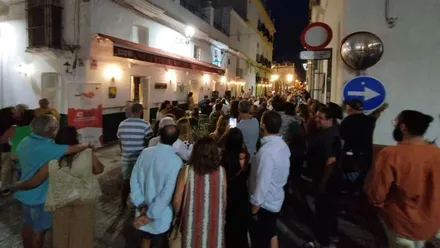 Muchas personas en la calle Las Cortes en San Fernando.