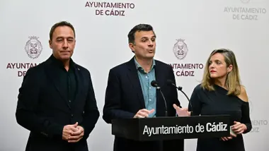 Bruno García presenta los Presupuestos 2026 en el Ayuntamiento de Cádiz, acompañado por Maite González y José Manuel Cossi. Foto: Eulogio García.