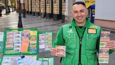 El cuponero Moisés Mante con su chalequillo verde y sus cupones.