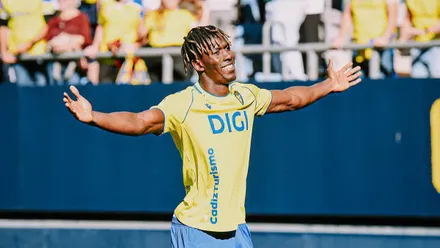 El delantero de Cádiz CF Dawda celebra el 1-0 con los brazos en cruz.