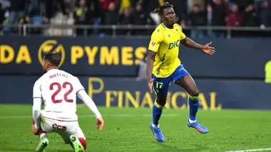 Dawda celebra su segundo gol con el jugador del CD Castellón Mellot en el suelo. Foto: Cádiz CF.