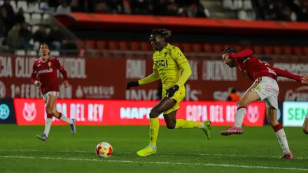 El jugador del Cádiz CF Dawda encara al meta Piñeiro en el que seria el 3-2 definitivo. Foto: Cádiz CF.