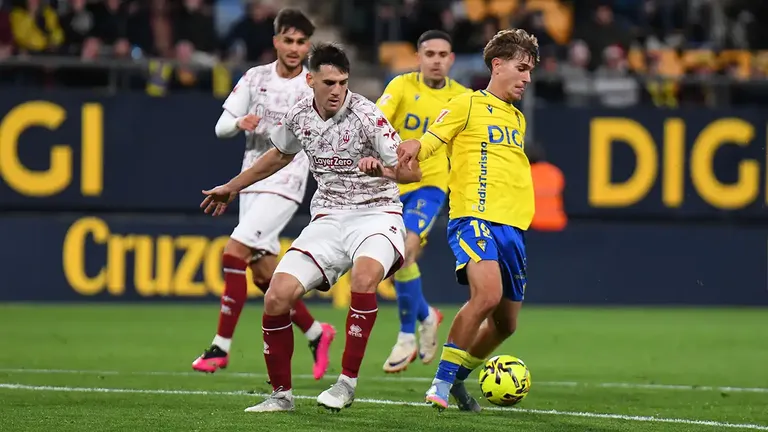 El jugadoro del Cádiz CF De la Rosa controla el balón en el encuentro ante el CD Castellón. Foto: Cádiz CF