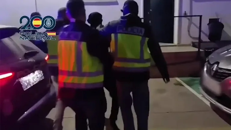 La Policía Nacional traslada a uno de los presuntos autores del homicidio de una mujer en El Puerto. Foto: Policía Nacional.