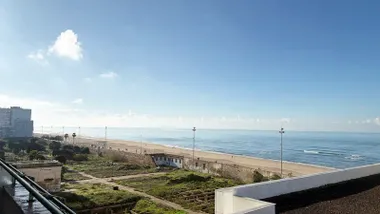 Día despejado en Cádiz, como se aprecia en esta imagen en la que se ve el Cementerio de San Jose y la playa de la Victoria.