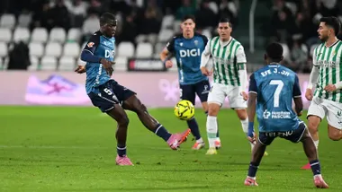 Moussa Diakité, en una acción de pase durante el encuentro ante el Córdoba CF.