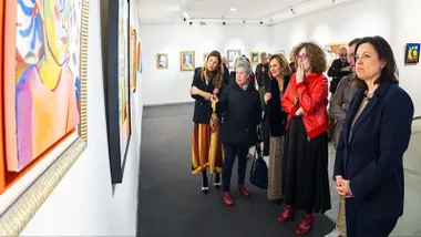 Autoridades municipales en la exposición ELLAS. En primer término la alcaldesa Patricia Cavada.