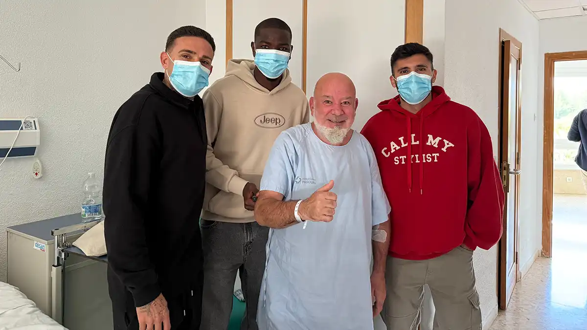 Rpger, Moussa y Climent junto a un aficionado cadista ingresado en El Puert. Foto: Cádiz CF.
