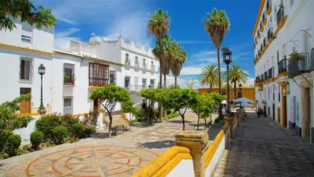 Casas encaladas en blanco y albero de una calle de El Puerto de Santa María.