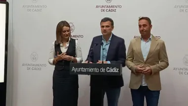 El alcalde junto a la concejal de Fiestas, Beatriz Gandullo, y el de Urbanismo, José Manuel Cossi. Foto: Eulogio García.