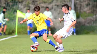 El canterano del Cádiz CF Guille González que ha sido traspasado al Real Madrid en una accion con el Mirandilla.