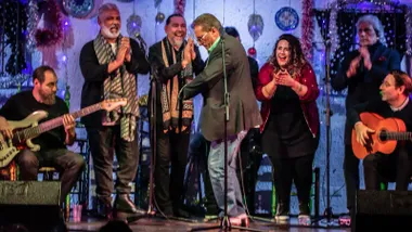 Un hombre se arranca por bulerías en el escenario de la Peña de Cádiz durante una de las ediciones de El último polvorón