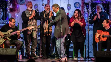 Un hombre se arranca por bulerías en el escenario de la Peña de Cádiz durante una de las ediciones de El último polvorón