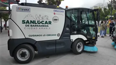 Barredora mecánica de Emulisan. Cochecillo con cepillos azules en los bajos.