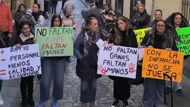 Un momento del entierro simbólico por la educacion infantil publica. Foto Jose Luis Porquicho Prada,