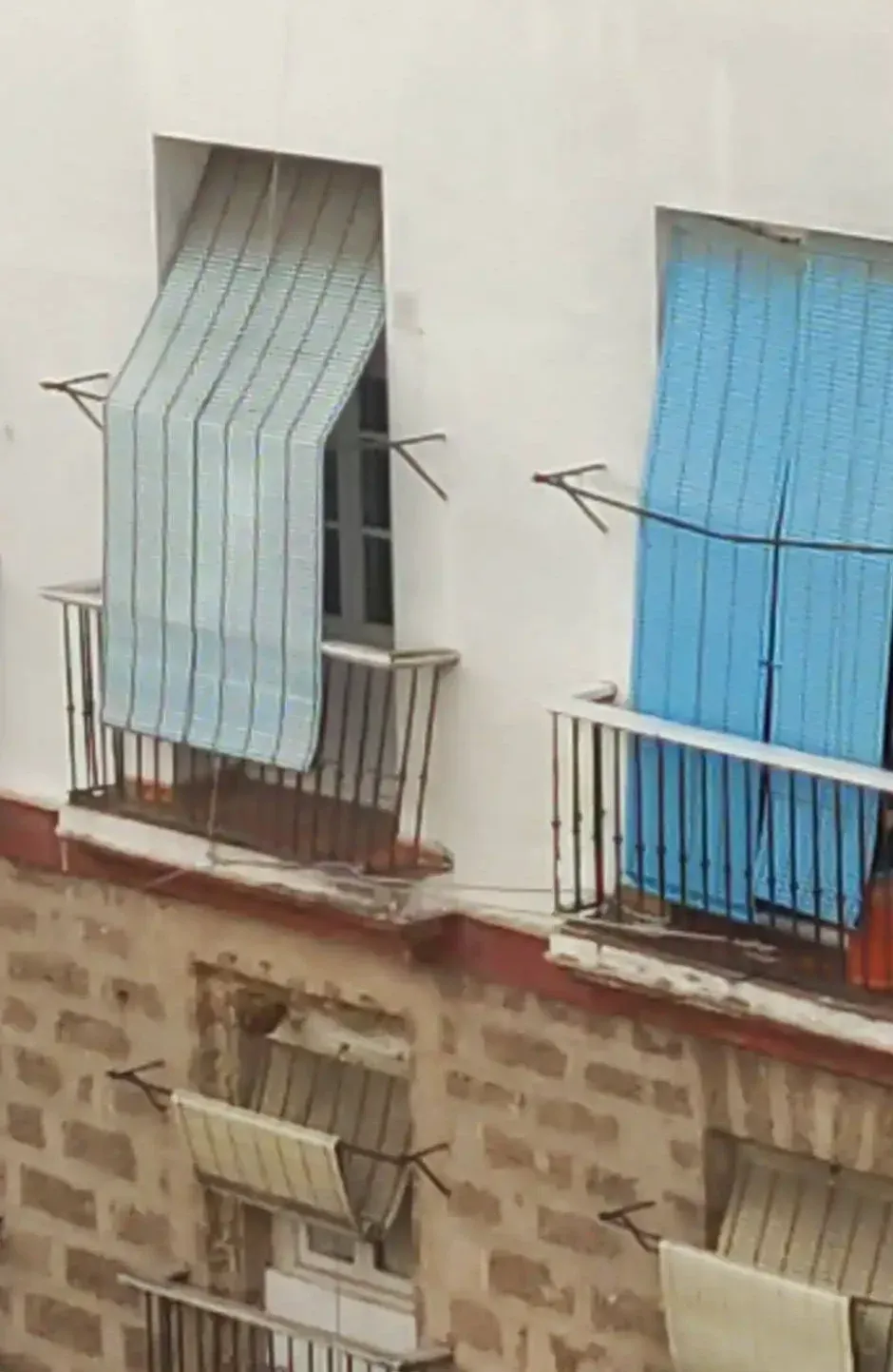 Una campana del alumbrado navideño de Cádiz rompe el balcón al que la empresa la había amarrado