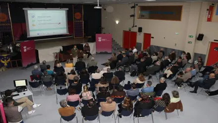 Salón con la presentación del alcalde sobre los fondos FEDER, vista aérea.