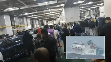 Pasajeros del ferry observando los daños ocasionados en los coches.