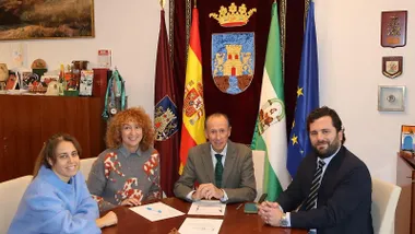 Firma del acuerdo entre José María Román, y la presidenta de la Asociación Española Contra el Cáncer en Chiclana, Lucía López-Palanco.