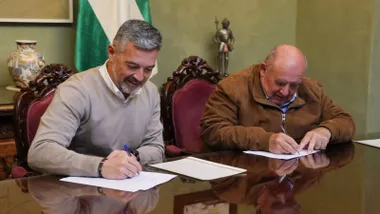 Firma del documento en el que el alcalde procede a la misma.