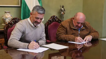 Firma del documento en el que el alcalde procede a la misma.